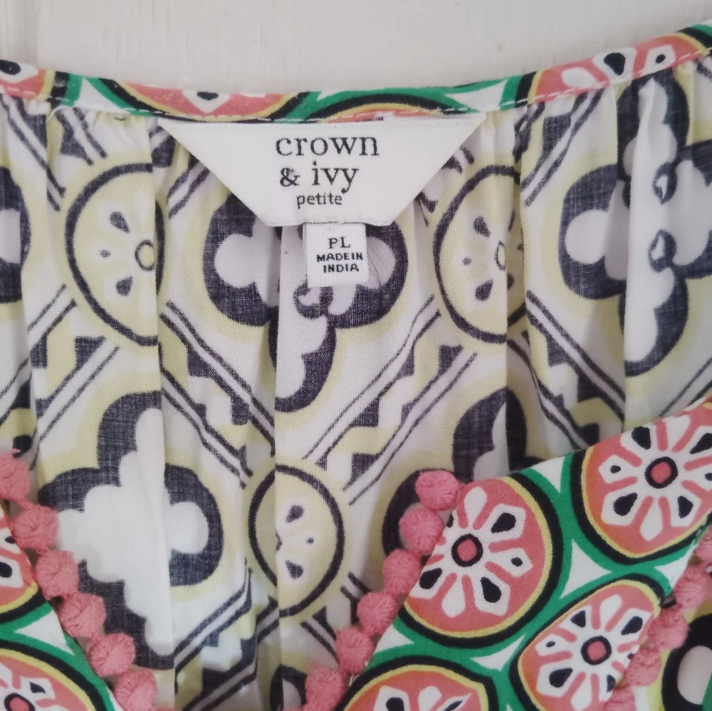 LIKE NEW!! Crown & Ivy Patterned top. Size PL - Picture 4 of 8
